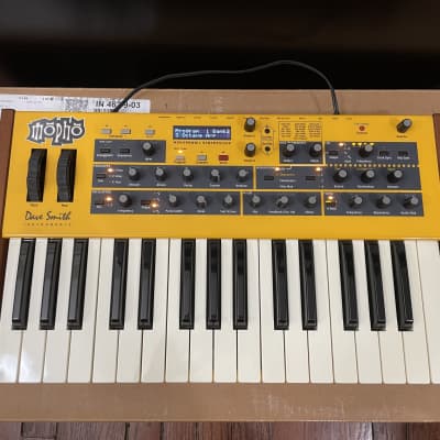 Dave Smith Instruments Mopho 32-Key Monophonic Synthesizer 2011 - 2016 - Yellow with Wood Sides