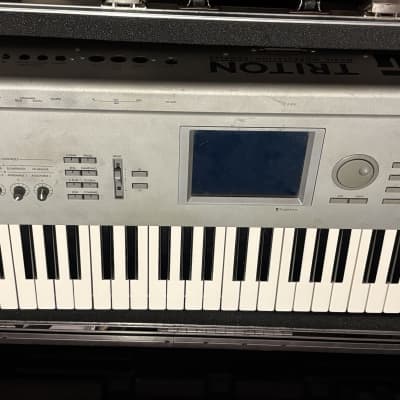 Korg Triton 61-Key 62-Voice Polyphonic Workstation 1999 - 2000 - Silver