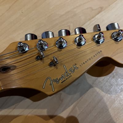 Fender Roadhouse Stratocaster with Maple Fretboard 1997 3-Color Sunburst image 3