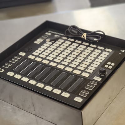 Native Instruments MASCHINE JAM Production & Sequencing Controller