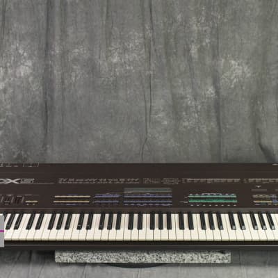 YAMAHA DX5 6-operator FM tone generators synthesizer in Good condition.