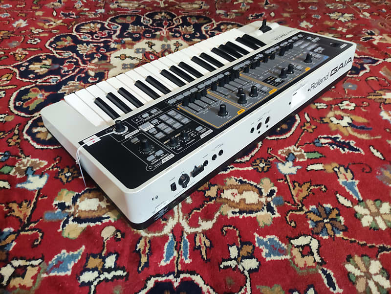 Roland SH-01 GAIA 37-Key Digital Synthesizer 2010 - 2012