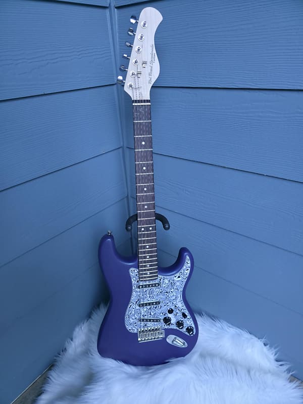 Fender Stratocaster ‘72 Vintage Reissue 1989 - Custom purple finish with metallic flake and a high-gloss clear coat image 1