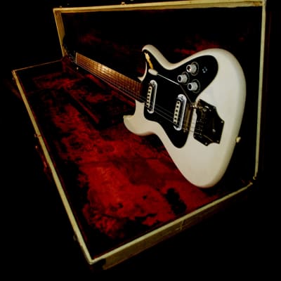 KLIRA Triumphator” 1964 White Vinyl. MADE IN GERMANY. Great playing guitar.  OHSC. image 14