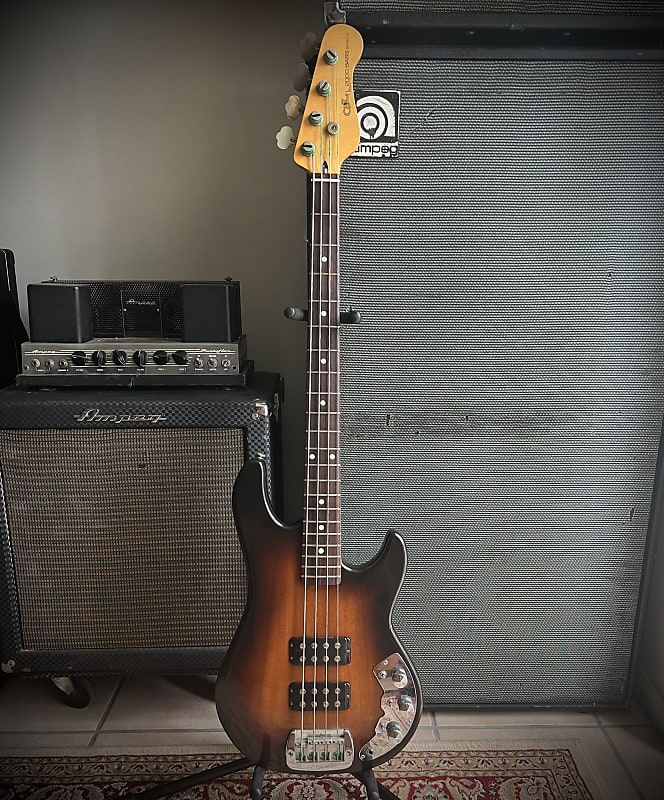 1981G&L L-2000 Bass in sunburst finish with original hard case image 1
