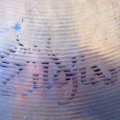 Zildjian 20" Classic Orchestral Medium Heavy Cymbals Pair image 4