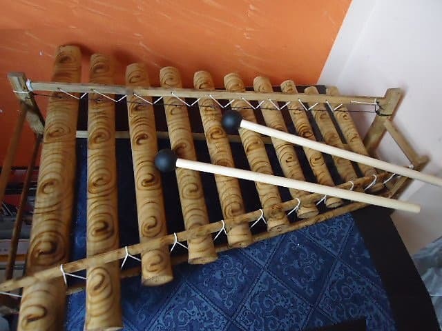 Bamboo leg outlet xylophone