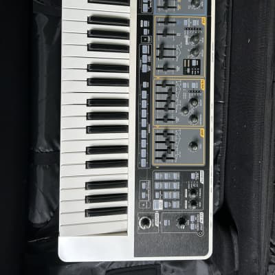 Roland SH-01 GAIA 37-Key Digital Synthesizer 2010 - 2012 - White