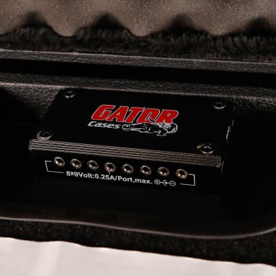 Gator GW-GIGBOXJRPWR Gig-Box Jr. Powered Pedal Board/Guitar Stand Case image 5