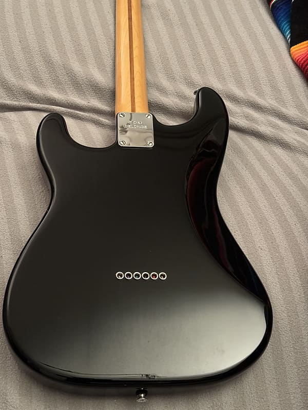 Fender Artist Series Tom DeLonge Signature Stratocaster Fender Artist Series Tom DeLonge Signature Stratocaster