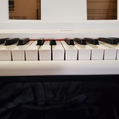 Yamaha Piaggero NP-12 Portable Piano 2016 - Present - White image 14