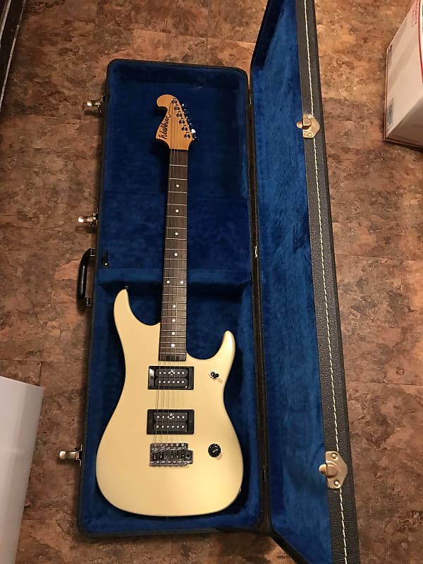 Washburn N1 1995 Cream White Nuno Bettencourt w/ Hard Case
