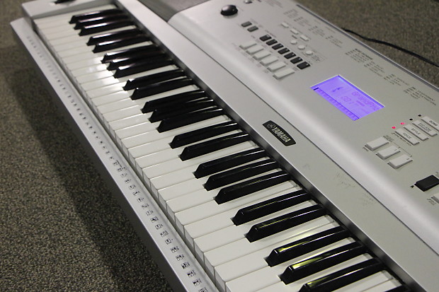 Piano digital deals yamaha dgx 230