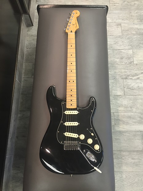 ギター Fender Mexico Stratocaster Black Fender Standard Stratocaster Black 2001 – Chicago Music Exchange