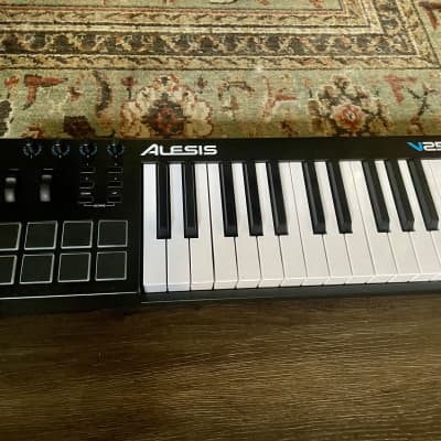 Alesis V25 25-key USB MIDI Controller with Beat Pads 2017 - 2022 - Black image 2
