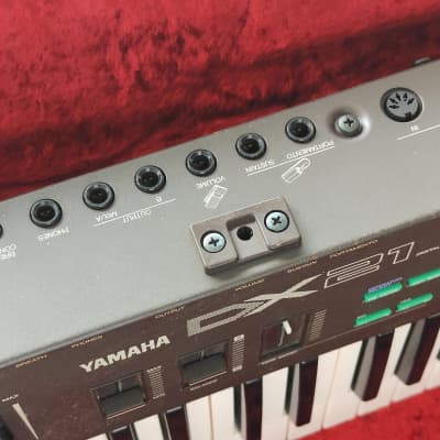 Yamaha DX21 Keyboard Synthesizer w/Case image 6