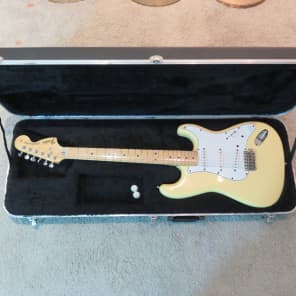 Vintage 1994 Fender Stratocaster Guitar Yellow Japan Clean Case 1970s 3 Bolt Reissue image 9