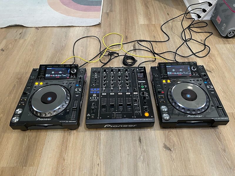 Pioneer DJ - CDJ 2000 NXS (x2), DJM 900 NXS | Reverb Pioneer DJ - CDJ 2000 NXS (x2), DJM 900 NXS | Reverb