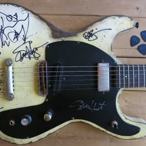 Loïc Le Pape Mosteel J.Ramone Tribute Guitar (Signed By Joe Perry, Alice Cooper And Others) image 11