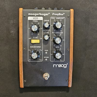 Moog Moogerfooger mf-107 freqbox analog oscillator pedal
