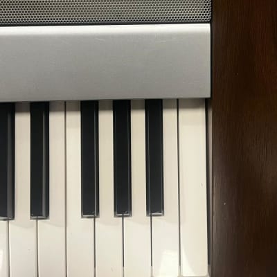 Yamaha DGX640 2010's - Walnut image 3