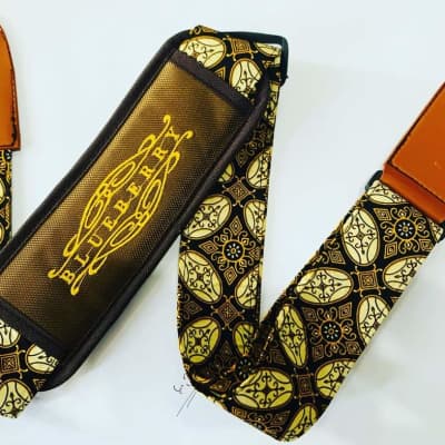 Gibson GV99 Historic Reissue Leather Guitar Strap from a Les Paul