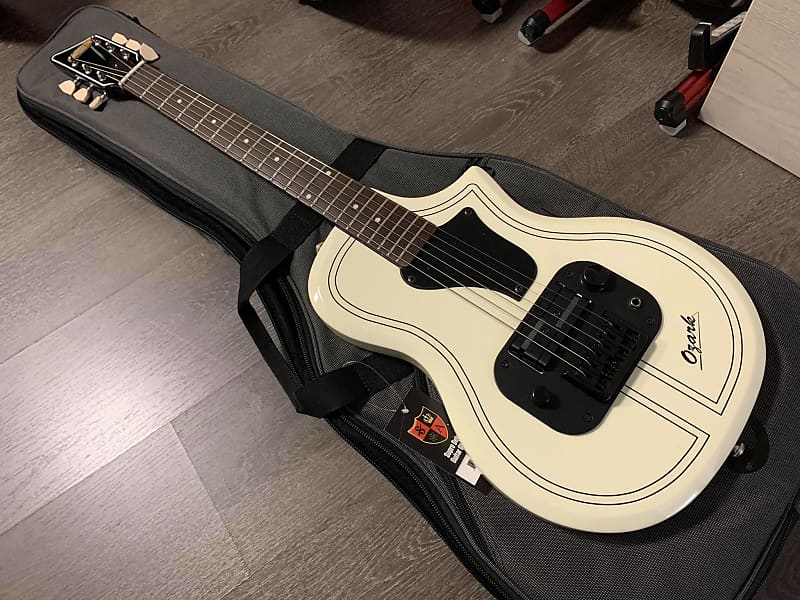 Supro 1261AW Ozark Antique White Guitar Bag 155 Demo