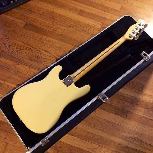 Fender B34 Bullet Bass Deluxe Olympic White (1980) – Action