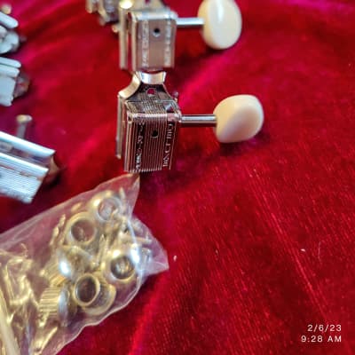 Wilkinson Tuners 3 x 3 Tuning Pegs 2020's - Chrome image 3