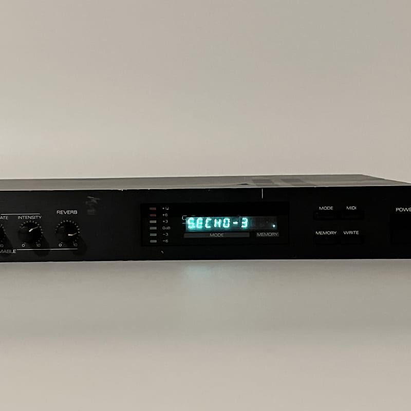 Roland Space Echo Digital Echo RE-3 Vintage Effect Rack Made