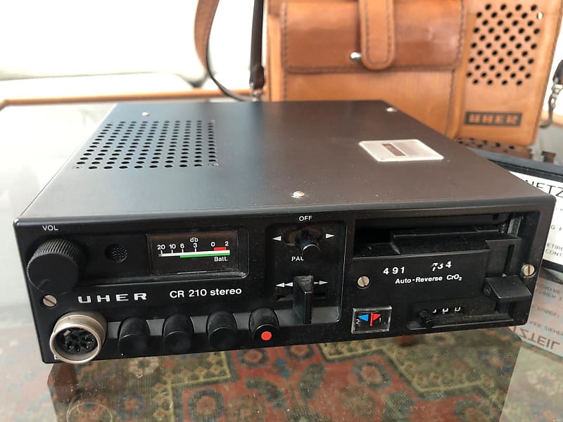 UHER CR 210 stereo カセットプレーヤー UHER CR 210 STEREO CASSETTE RECORDER WITH LEATHER CASE SPARE