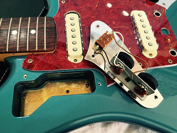 Fender Jaguar '66 RI with matching headstock Grunge-Era Fender Jaguar '66 RI with matching headstock Grunge-Era