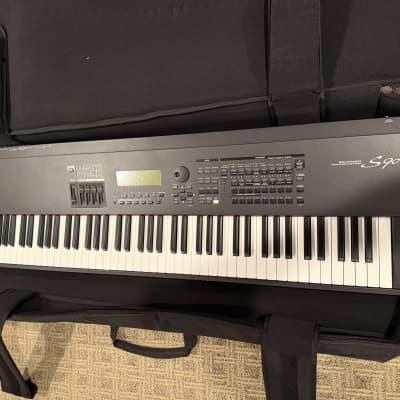 S90 88 Key Weighted Digital Synth, Piano, and USB Keyboard Controller + Gator Gig Bag - Excellent!