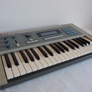 Akai VX600 synthesiser in excellent condition image 1