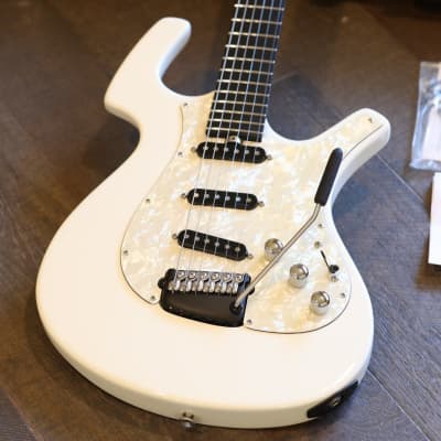 Clean! Parker Guitars USA NiteFly Offset Electric Guitar White + Hard Case Bild 2