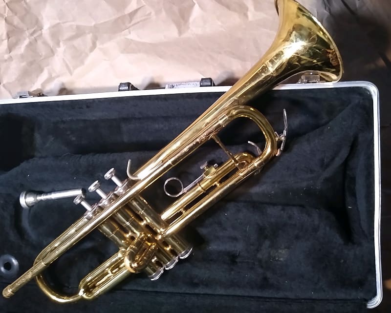 Conn Director 20B Trumpet. USA. Brass with case/MP. Good condition, with dented bell image 1