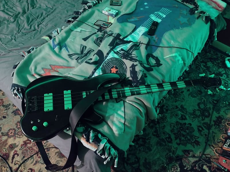 レア FERNANDES フェルナンデス TREMOR 4X 海外輸出モデル 緑 レア FERNANDES フェルナンデス TREMOR 4X 海外輸出モデル 緑