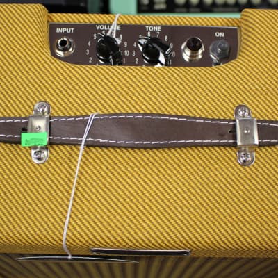 Fender Pro Junior IV 15 Watt Tube Guitar Amplifier Lacquered Tweed image 2
