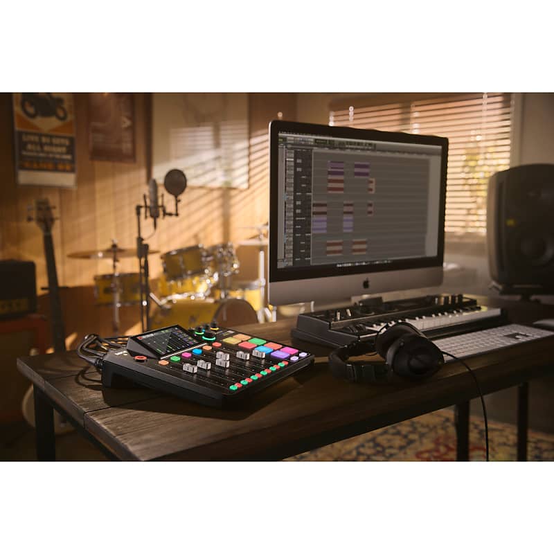 Rode RODECaster Pro II Integrated Audio Production Console with RODECover  II, 32GB microSD Card and StreamEye Polishing Cloth : Musical Instruments 