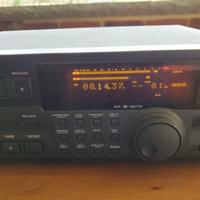 TASCAM DA-40 professional DAT digital audio tape recorder Late 1990s - Black image 4
