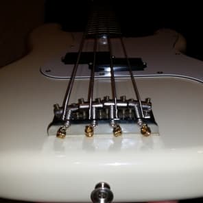 Fender MIJ P Bass 84-87 White  E Series Short Scale image 8