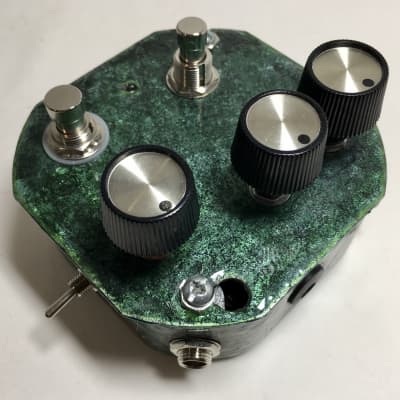 Speebtone DELUXE Bastard Son of Harmonic Jerk-u-Lator Fuzz/Distortion with Voltage Starve, Fat Boost, Feedback/Oscillation, and Momentary On/Off Stutter 2023 - Green Man of the Woods Gloss image 3