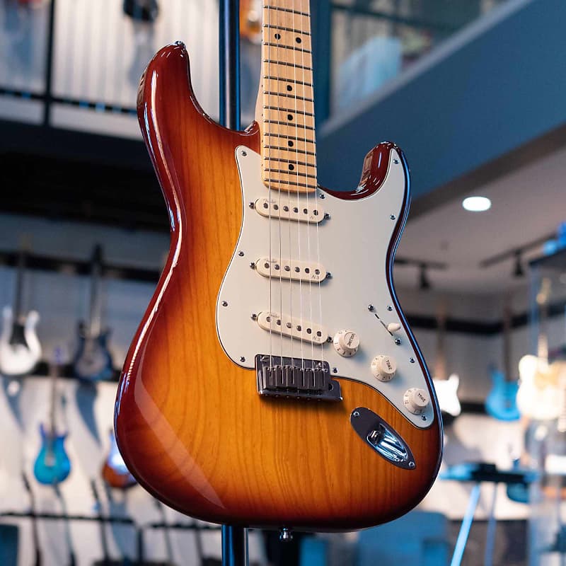 ギター Fender USA American Deluxe Stratocaster 2010 Fender American Deluxe Stratocaster Compound Radius