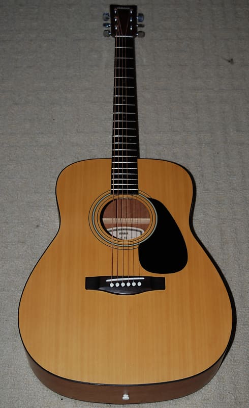 Yamaha f35 store acoustic guitar