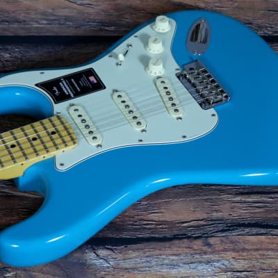 Fender American Professional II Stratocaster with Maple Fretboard, Hardshell Case & Case Candy-2020 - Present in Miami Blue image 4