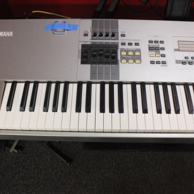 Workstation Synthétiseur Yamaha Motif 8 - 88 notes touché lourd - Pack  complet Saint-Estève - Récupscène