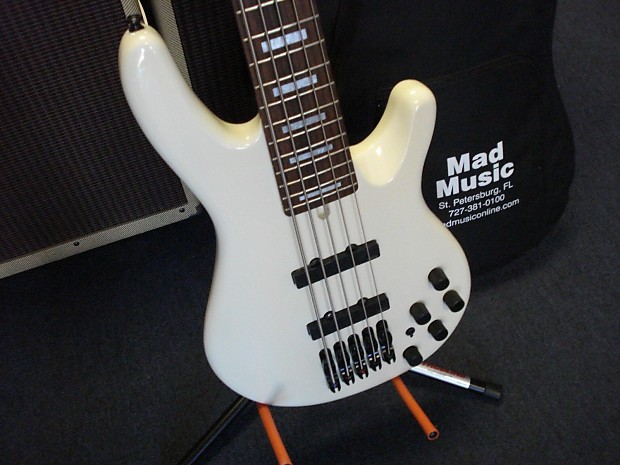 Yamaha BB2005 Bass guitar 5 string with gigbag | Reverb