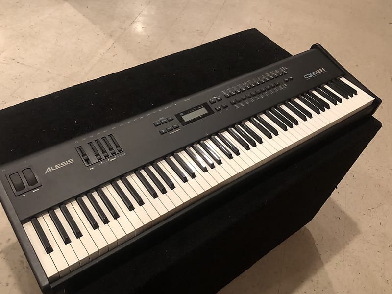 Alesis QS8.1 64 Voice Expandable Synthesizer 88 Weighted Key Reverb