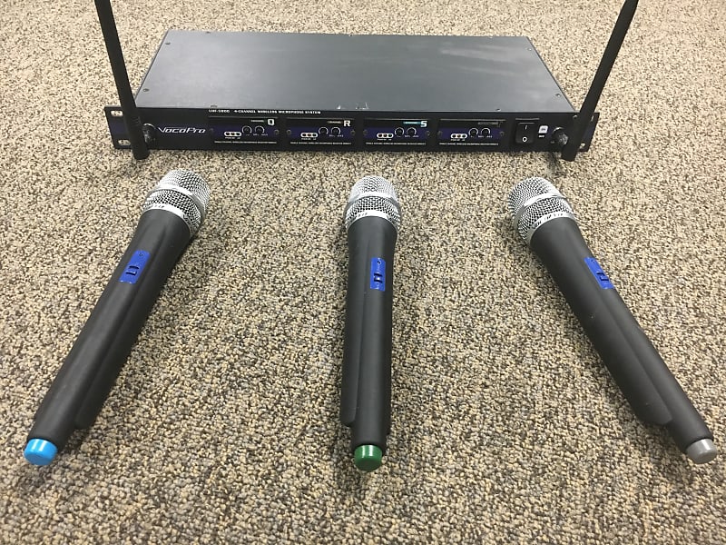 VocoPro UHF 5800 3 Wireless Mics with hard Case