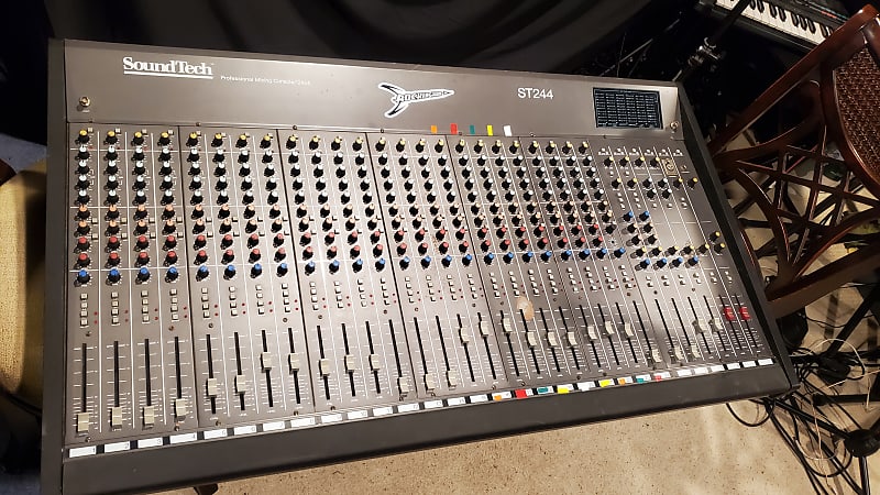 SoundTech 24x4 Mixing Console